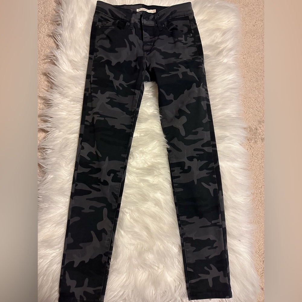 Levi Black Camo skinny pants. In good condition. Size 24. Willing to negotiate‼️